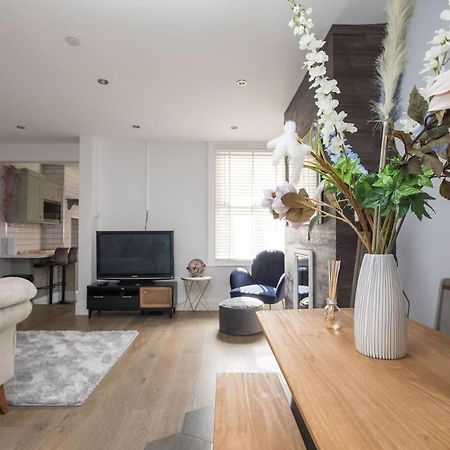 Lovely 2-Bed In Windsor Free Parking, 1 Mile From Legoland Ngoại thất bức ảnh