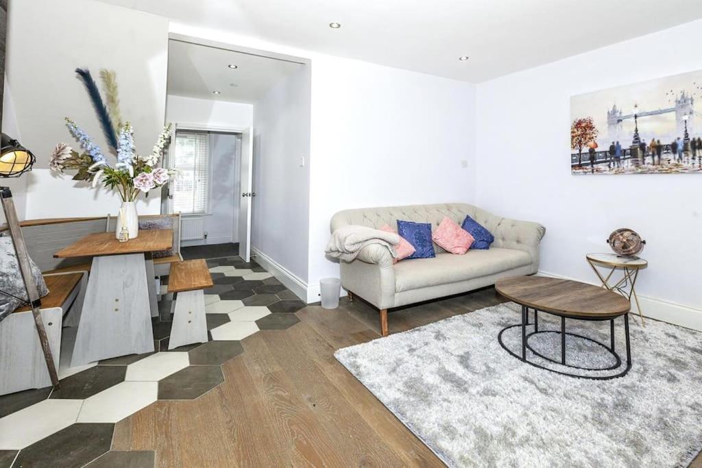 Lovely 2-Bed In Windsor Free Parking, 1 Mile From Legoland Ngoại thất bức ảnh