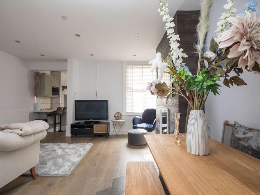 Lovely 2-Bed In Windsor Free Parking, 1 Mile From Legoland Ngoại thất bức ảnh
