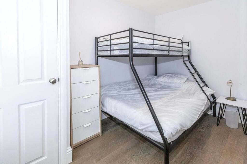 Lovely 2-Bed In Windsor Free Parking, 1 Mile From Legoland Ngoại thất bức ảnh